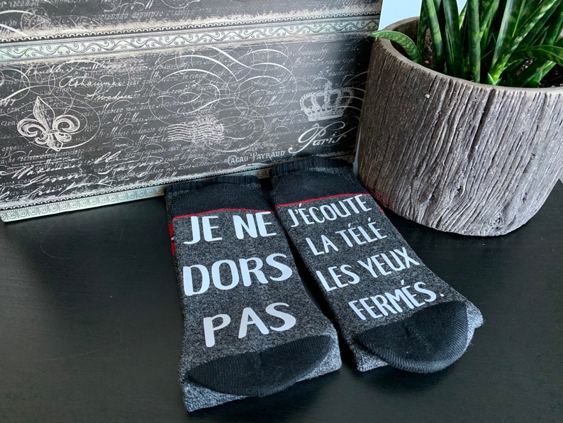 Funny message socks for men, Im not sleeping, Im watching tv with my eyes closed, French text image 2
