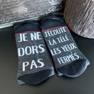 Funny message socks for men, Im not sleeping, Im watching tv with my eyes closed, French text image 3