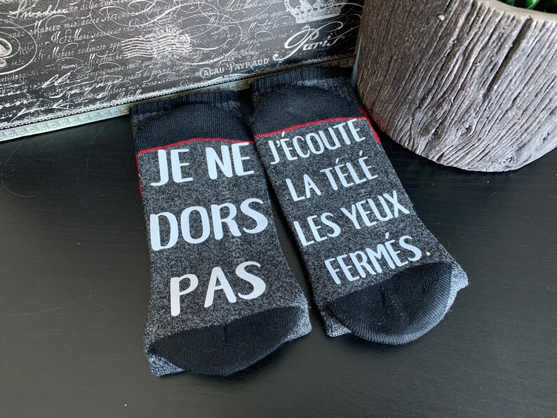 Funny message socks for men, Im not sleeping, Im watching tv with my eyes closed, French text image 3