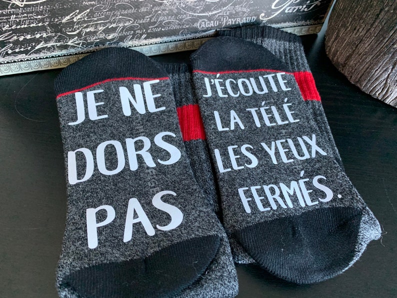 Funny message socks for men, Im not sleeping, Im watching tv with my eyes closed, French text image 1