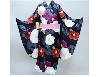 Puede incluir: Un kimono negro con un patrón floral con flores blancas, rojas y moradas. El kimono tiene una faja rosa.