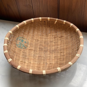 ヴィンテージの日本製バスケット - 手作りの竹編み - ハーブや茶葉を乾燥するための取り外し可能な蓋付きの農場用バスケット。