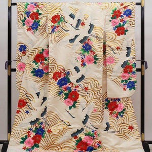 Japanese Uchikake Kimono, Embroidered Silk Uchikake, Wedding Kimono Dress, Japanese Dress Long, Long Kimono Dress, White Kimono Robe, Kimono