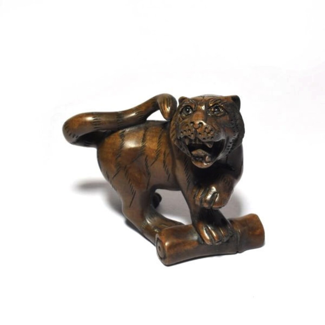 木製 虎の根付 818 時代根付 木彫 虎 獅子 在銘