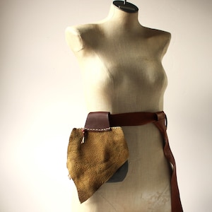 Sac ceinture en cuir vieilli primitif avec bordure en fourrure, sac de taille au trésor médiéval, perles vikings des terres incultes barbares primitives, petite pochette
