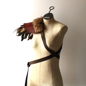 Feather Leather Shoulder Armor, slim lightweight pauldron, Apocalyptic Fantasy Shoulder Spaulder 2 plate epaulette, artificial fur