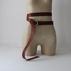 Red Brown Leather Waist Wrap 1.25&quot; Belt, Knotted O Ring Strap, Barbarian Peasant Viking Medieval, 68&quot; long leather strap renaissance belt
