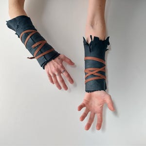 Distressed Dark Leather Sheepskin Fur Bracers, Tribal Apocalyptic Cuffs afbeelding 7