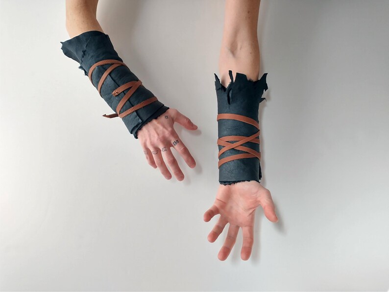 Distressed Dark Leather Sheepskin Fur Bracers, Tribal Apocalyptic Cuffs afbeelding 7