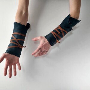 Distressed Dark Leather Sheepskin Fur Bracers, Tribal Apocalyptic Cuffs afbeelding 9