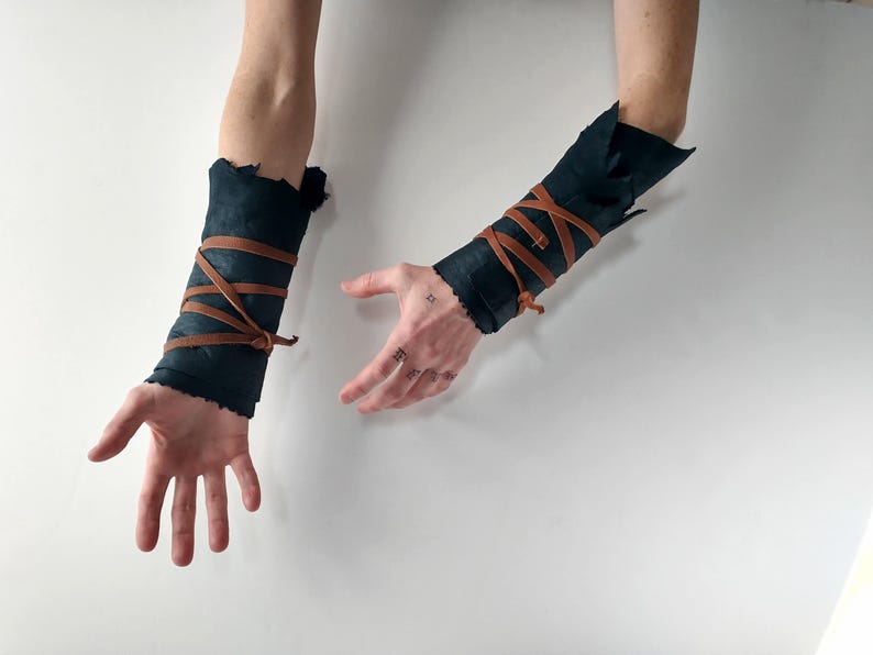 Distressed Dark Leather Sheepskin Fur Bracers, Tribal Apocalyptic Cuffs afbeelding 9
