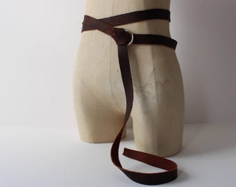 Cinturón de cuero marrón desgastado con anilla, traje de feria medieval renacentista