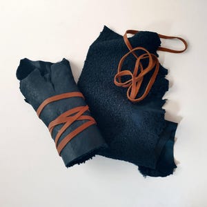 Distressed Dark Leather Sheepskin Fur Bracers, Tribal Apocalyptic Cuffs afbeelding 5