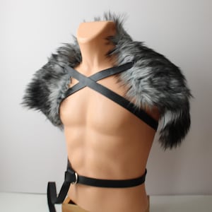 Manteau en fourrure de loup noir argenté, bracelet en cuir collier en fourrure de barbare imitation peau de loup gris enveloppement d'épaule, fourrure de la renaissance médiévale