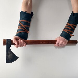 Distressed Dark Leather Sheepskin Fur Bracers, Tribal Apocalyptic Cuffs afbeelding 6