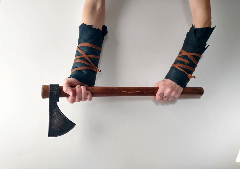 Distressed Dark Leather Sheepskin Fur Bracers, Tribal Apocalyptic Cuffs afbeelding 6