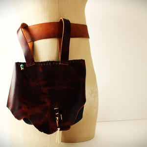 Sac ceinture en cuir vieilli primitif, petite pochette en cuir viking des terres désolées barbare post-apocalyptique, violet/cerise