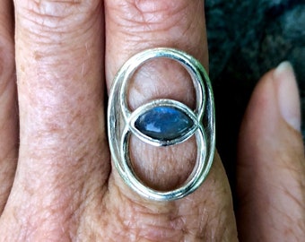 Sterling Silver Vesica Piscis Ring with Labradorite Crystal / Sacred Geometry Ring / Boho Geometric Ring / Spiritual Jewelry - R324
