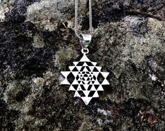 Collier Sri Yantra Petite Argent / Pendentif Shri Yantra Géométrie Sacrée / Mandala de Méditation Tantrique / Collier Yoga Argent - N216