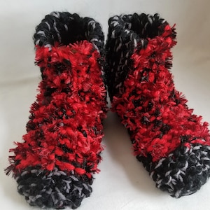 Rode en zwarte fuzzy pantoffels