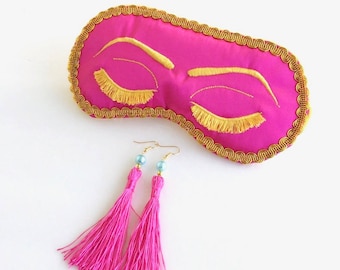 Audrey Hepburn Sömnmask: Handgjord rosa satin, guldbroderi