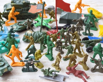 ソビエト軍 プラスチック兵士 52 体セット ソ連製 コレクターアイテム ヴィンテージ 軍事フィギュア 子供 男の子 おもちゃ ミニチュア レトロ 第二次世界大戦