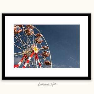 Fröhliche Kirmes Rad Fotografie Fotodruck mit blauem Himmel und glänzendem Finish - Karneval Fahrt, Sommer am Meer Kunstdruck, Sonnenschein, CA02