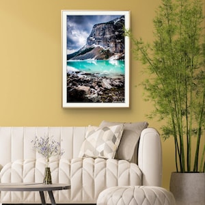 Dramatische Sturmwolken über Lake Louise, Alberta - Farbfotografischer Druck - Reisefotografie - Beruhigende Farben für Achtsamkeit, C17