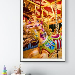 ヴィンテージのメリーゴーラウンド馬のアートプリント、カラフルな遊園地のカーニバルのウォールアート、ノスタルジックな遊園地の装飾、遊び心のある保育園のアート、ギャロッパーズ、CA05
