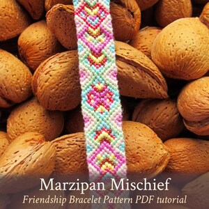 Può includere: Un braccialetto dell'amicizia colorato con un motivo rosa, giallo, blu e verde. Il braccialetto si chiama "Marzipan Mischief" ed è un tutorial PDF. Il braccialetto è appoggiato su un mucchio di mandorle.