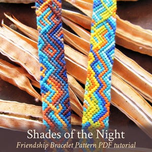 Könnte beinhalten: Zwei Freundschaftsarmbänder mit einem geometrischen Muster in Blautönen, Orange, Gelb und Braun. Die Armbänder liegen auf einem Hintergrund aus getrockneten Samenkapseln. Der Text "Shades of the Night" und "Friendship Bracelet Pattern PDF tutorial" wird unter den Armbändern angezeigt.