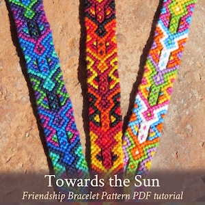 Può includere: Tre braccialetti dell'amicizia colorati con un motivo geometrico, intitolati "Towards the Sun" e etichettati "Friendship Bracelet Pattern PDF tutorial".