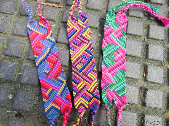 Zig Zag Friendship Bracelet Pattern with a 3D effect! * Moms and Crafters