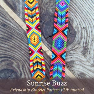Può includere: Due braccialetti dell'amicizia colorati con motivi geometrici in tonalità di rosso, arancione, giallo, verde, blu, viola, nero e bianco. I braccialetti si chiamano "Sunrise Buzz" e sono disponibili come tutorial PDF.