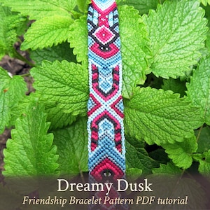 以下が含まれることがあります： 青、ピンク、黒、白の色の幾何学模様が施されたカラフルな友情ブレスレット。ブレスレットの名前は「ドリーミーダスク」で、PDFチュートリアルです。