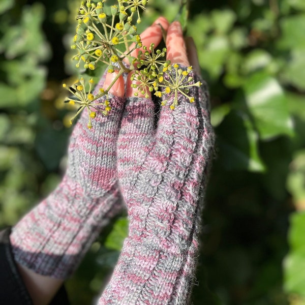 Handstulpen grau lila rosa Wollstulpen Damen handgestrickt Stulpen Strickstulpen