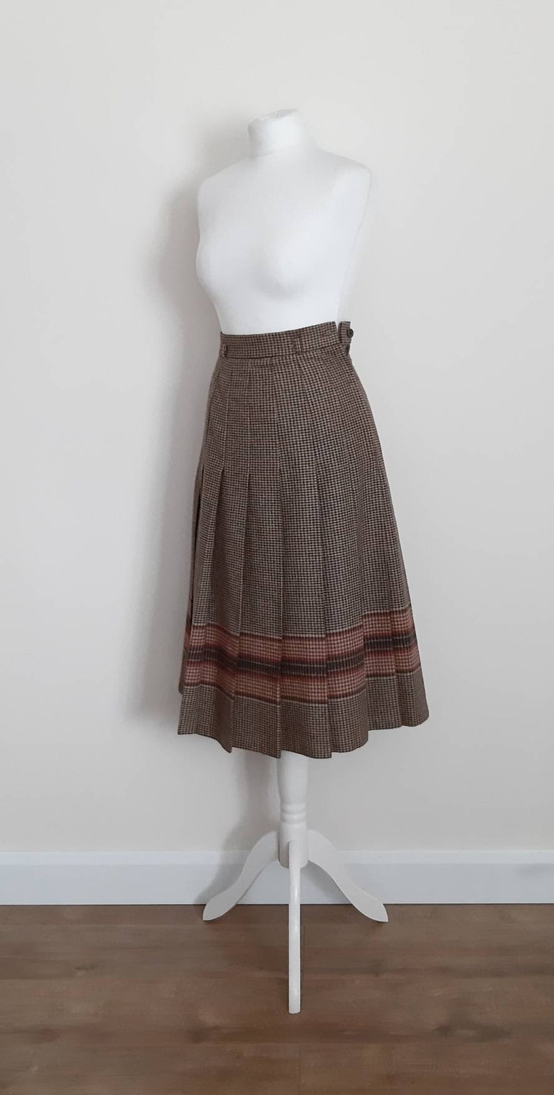 A Touch of Luxury 1960/'s70/'s mid length brown pleated wool skirt UK12 US8 EU38 Best fit a size 8