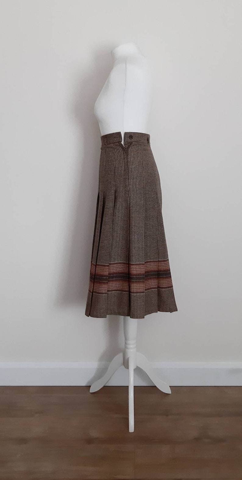 A Touch of Luxury 1960/'s70/'s mid length brown pleated wool skirt UK12 US8 EU38 Best fit a size 8