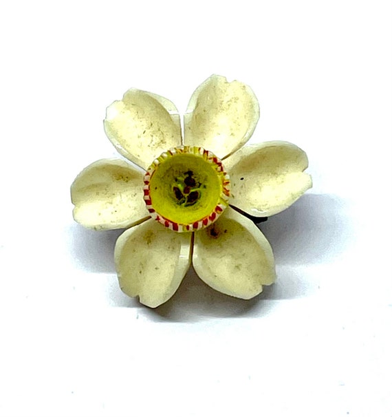 Art deco vintage carved flower brooch, small dain… - image 1