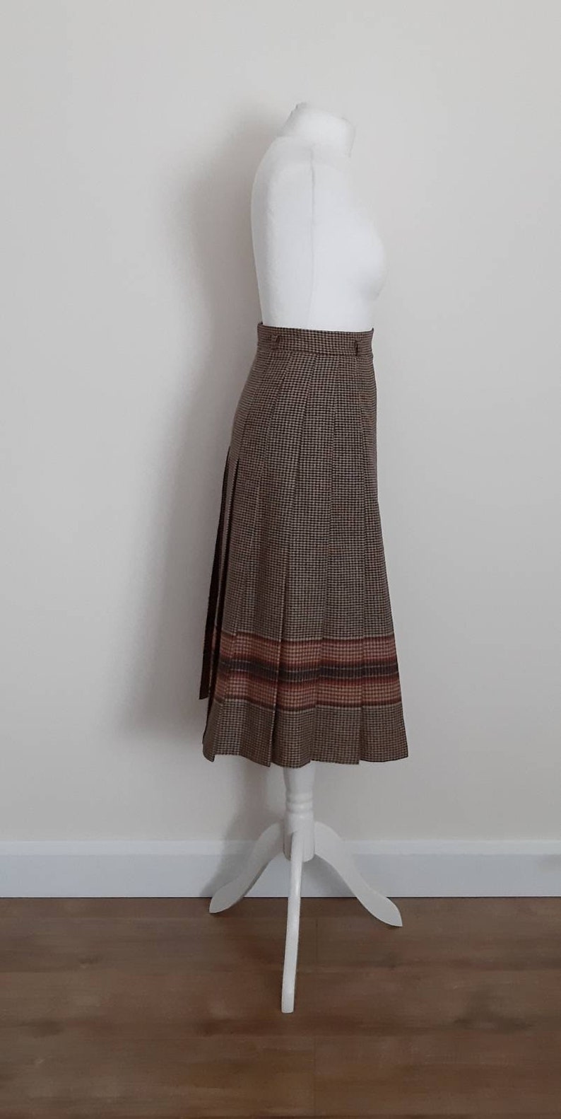 A Touch of Luxury 1960/'s70/'s mid length brown pleated wool skirt UK12 US8 EU38 Best fit a size 8