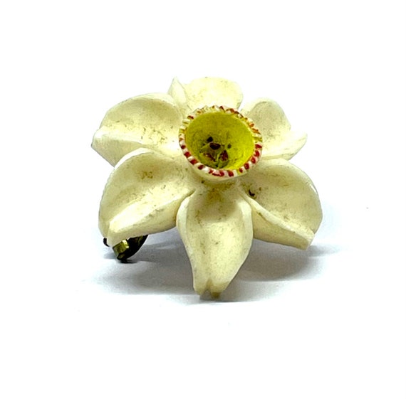 Art deco vintage carved flower brooch, small dain… - image 5