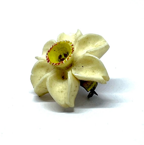 Art deco vintage carved flower brooch, small dain… - image 3