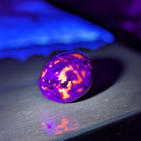 Yooperlite Tumble Stone, UV Light Reactive, Reiki Healing, Amulet Gemstone