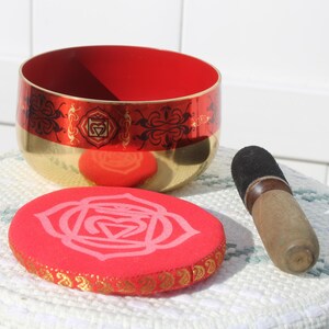 Śpiewająca misa czakry korzenia, niestrojona, misa śpiewająca czakry z drewnianym młoteczkiem i poduszką na miskę