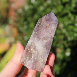 De Melody Stone Super Seven Crystal Point Super 7 Crystal Polished Point Sacred Seven Crystal Stone van Higher Conscious