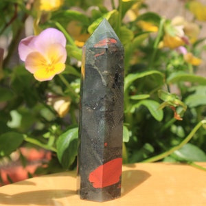 Balans en Vernieuwing Seftoniet Afrikaanse Bloedsteen Gepolijste Punt Bloedsteen Obelisk Veelzijdige Toren Bloedsteen Toren Vulcan Jaspis Kristal