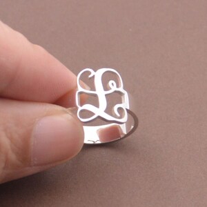 Anillo de plata con inicial personalizado - Anillo con letra personalizada - Anillo para madres - Regalo para el día de la madre