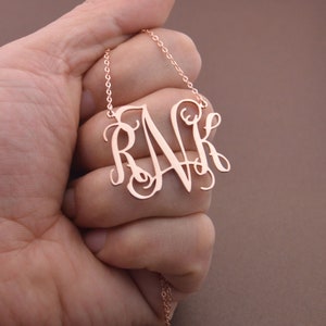 Roségoldene Monogramm-Halskette monogrammiertes Geschenk 925 versilbertes Roségold personalisiertes Weihnachtsgeschenk für Freundin Bild 3