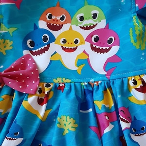 Robe bébé requin, robe de fête d'anniversaire, robe de vacances pour fille, cadeau de 3 mois à 4 ans. Flutter ou sans manches fabriqué par BabyCuteBaby.Etsy.com
