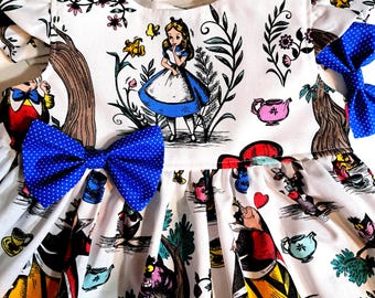 Vestido de Alicia en el País de las Maravillas para fiesta de cumpleaños, con vuelo o sin mangas, hecho a mano, ideal como regalo para niñas de 3 meses a 7 años. Hecho a mano por BabyCuteBaby.etsy.com